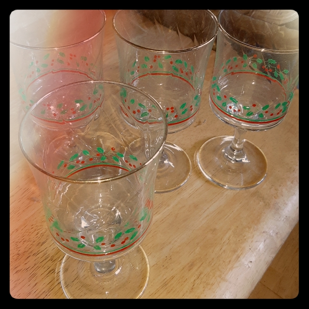 4 Christmas wine glasses